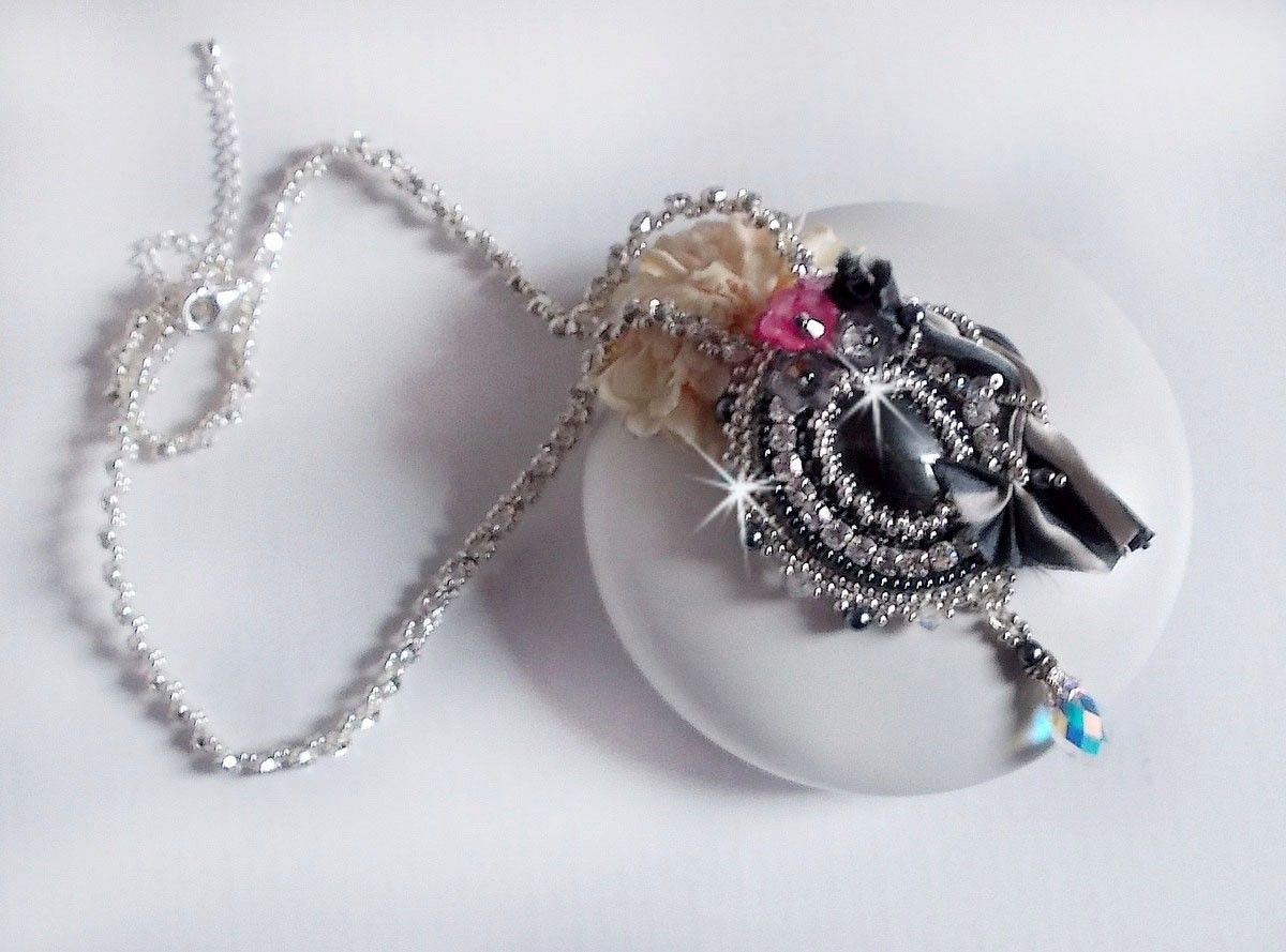Collier Rêves d'un Soir crée avec un ruban de Soie Gris et Blanc; des fleurs Lucite, des cristaux et des Rocailles 