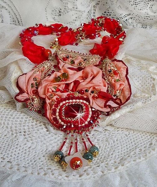 Collier plastron Secret Oriental brod&eacute; avec un cabochon en verre tr&egrave;s ancien et des toupies en cristal de Swarovski