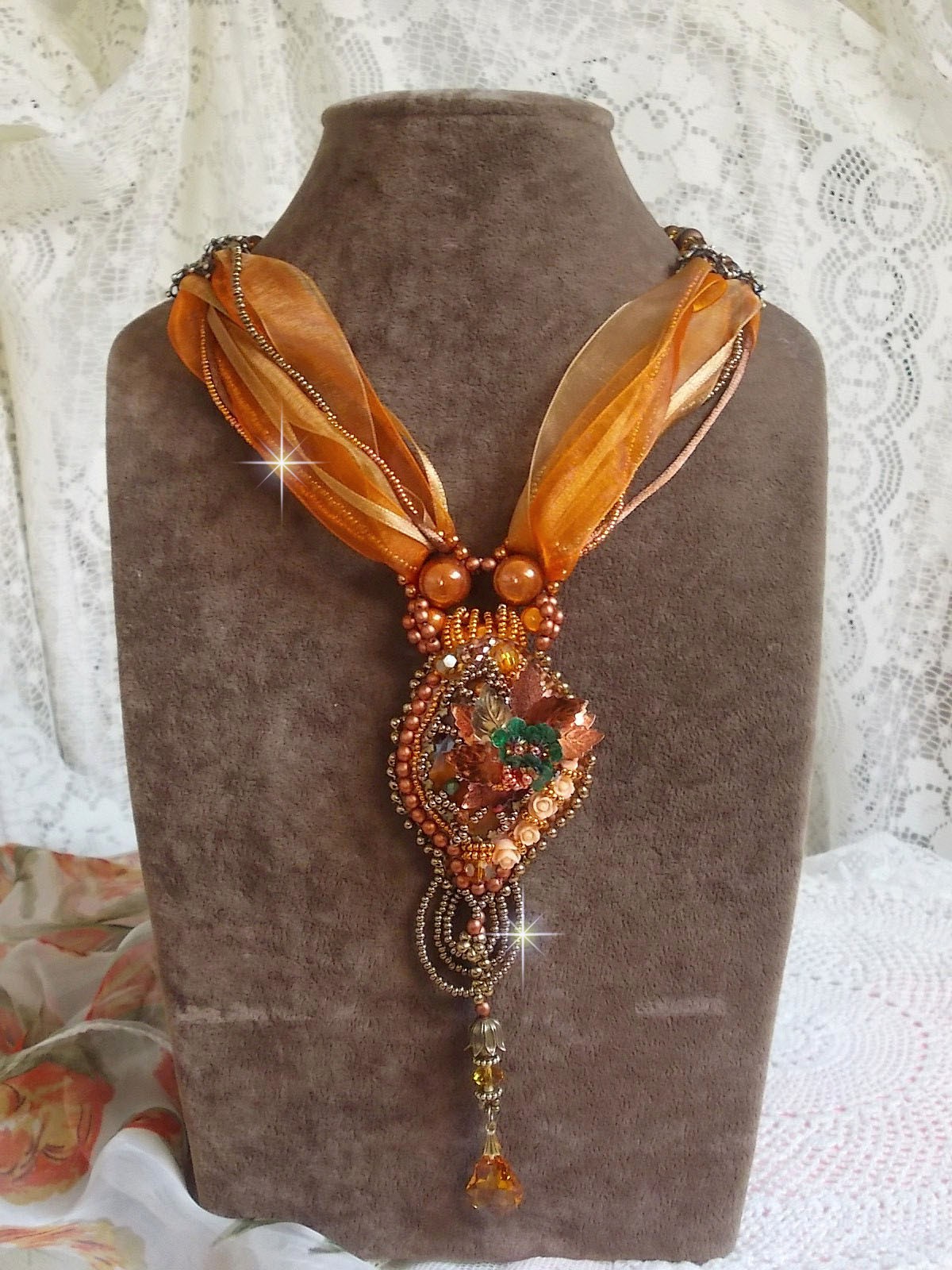 Souffle d'Automne Chic Ethnique anheng, brodert med perler og Swarovskikrystall 