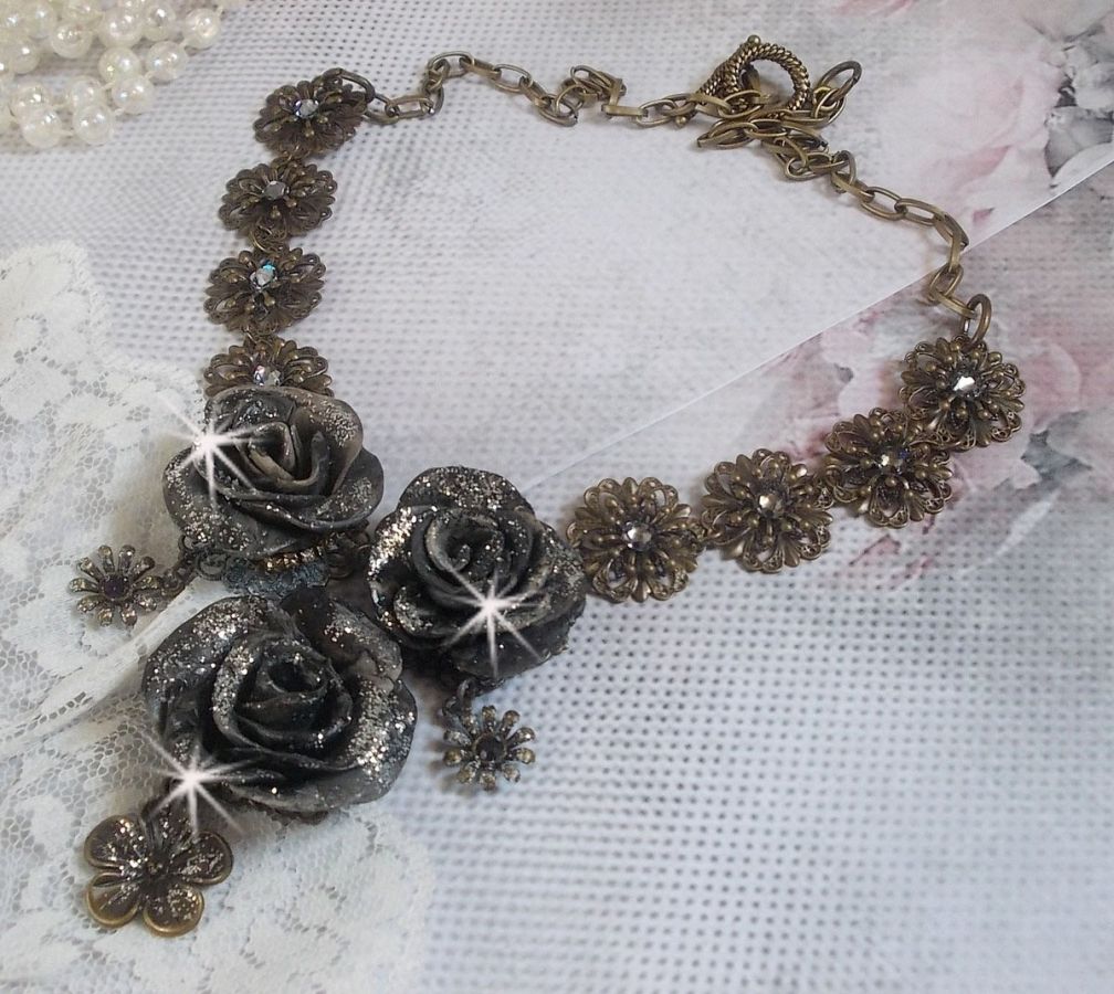 Steampunk Queen halskjede laget med svarte og brune porselensroser, krystall cabochons og bronse tilbehør