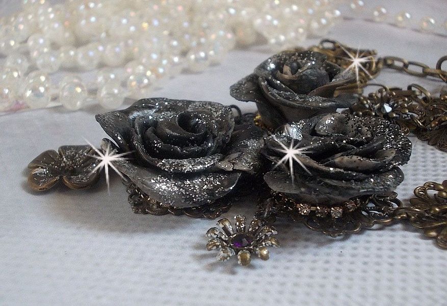 Steampunk Queen halskjede laget med svarte og brune porselensroser, krystall cabochons og bronse tilbeh&oslash;r