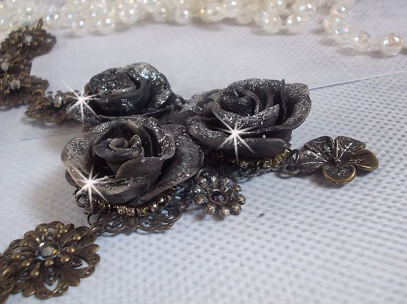 Steampunk Queen halskjede laget med svarte og brune porselensroser, krystall cabochons og bronse tilbeh&oslash;r