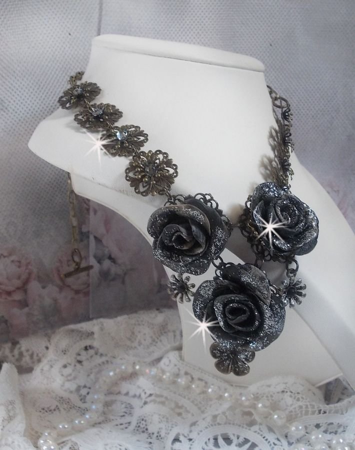 Steampunk Queen halskjede laget med svarte og brune porselensroser, krystall cabochons og bronse tilbehør