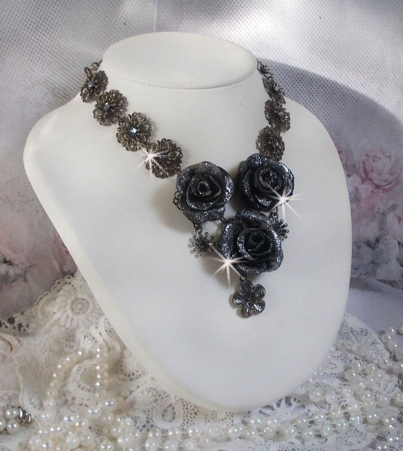 Steampunk Queen halskjede laget med svarte og brune porselensroser, krystall cabochons og bronse tilbehør