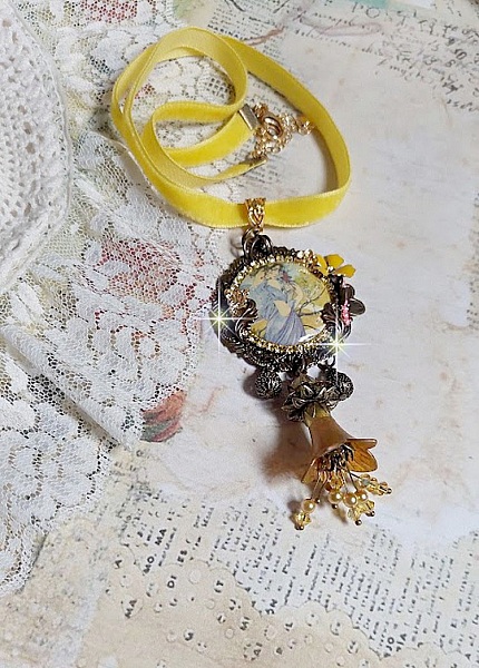 Collier Sunny Side mont&eacute; avec cabochon en r&eacute;sine repr&eacute;sentant une femme en robe Mauve avec un oiseau, cristaux, fleur &eacute;poxy, ruban, Jade en pierre de gemme, breloques aux couleurs Jaune et Bronze