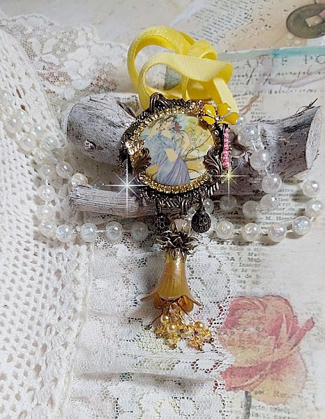 Collier Sunny Side mont&eacute; avec cabochon en r&eacute;sine repr&eacute;sentant une femme en robe Mauve avec un oiseau, cristaux, fleur &eacute;poxy, ruban, Jade en pierre de gemme, breloques aux couleurs Jaune et Bronze