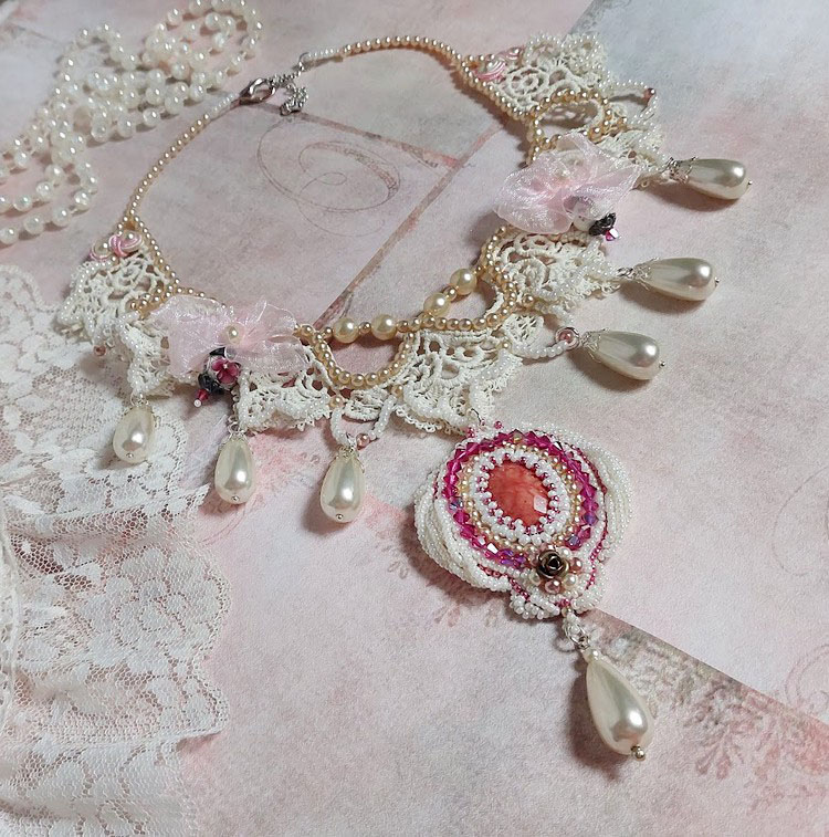 Viktoriansk brodert Valmont-halskjede med elfenbensblonder, perleperler og Swarovski-krystaller