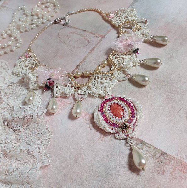 Viktoriansk brodert Valmont-halskjede med elfenbensblonder, perleperler og Swarovski-krystaller