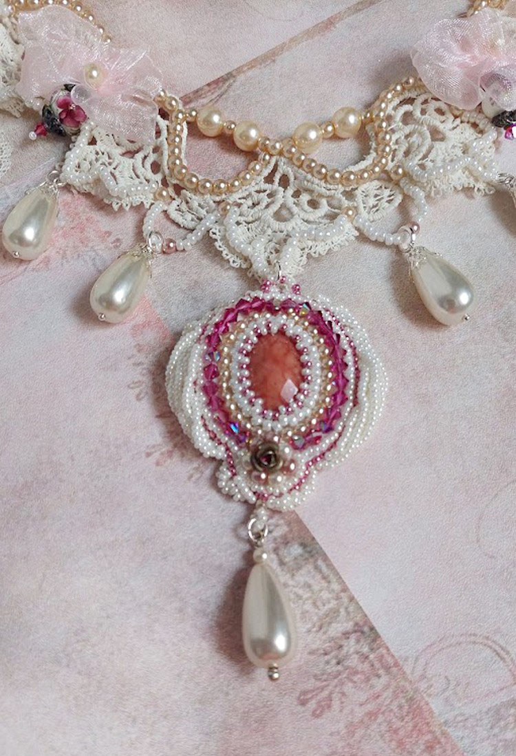Viktoriansk brodert Valmont-halskjede med elfenbensblonder, perleperler og Swarovski-krystaller