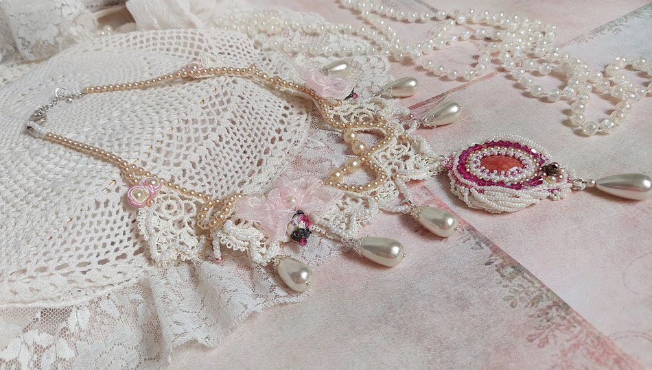 Viktoriansk brodert Valmont-halskjede med elfenbensblonder, perleperler og Swarovski-krystaller