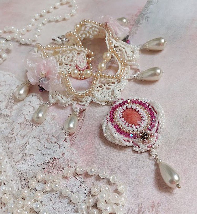 Viktoriansk brodert Valmont-halskjede med elfenbensblonder, perleperler og Swarovski-krystaller