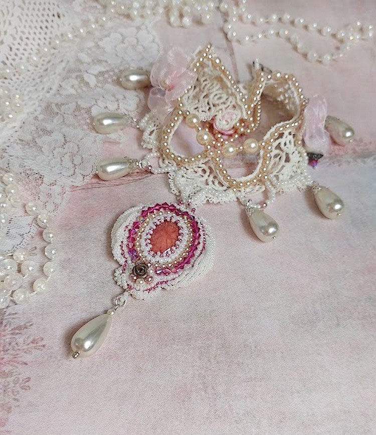 Viktoriansk brodert Valmont-halskjede med elfenbensblonder, perleperler og Swarovski-krystaller
