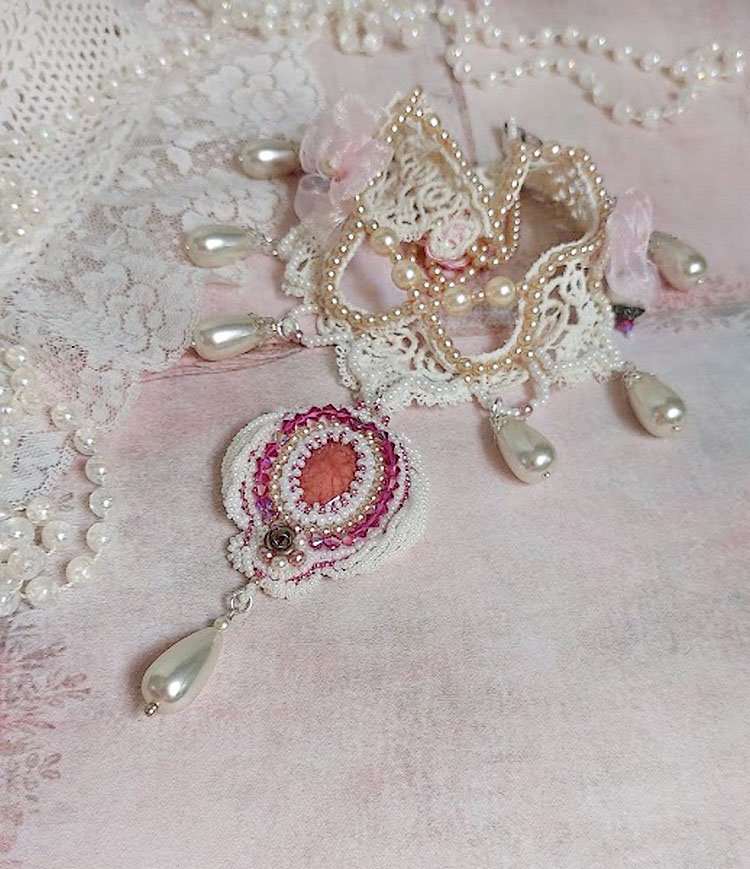 Viktoriansk brodert Valmont-halskjede med elfenbensblonder, perleperler og Swarovski-krystaller
