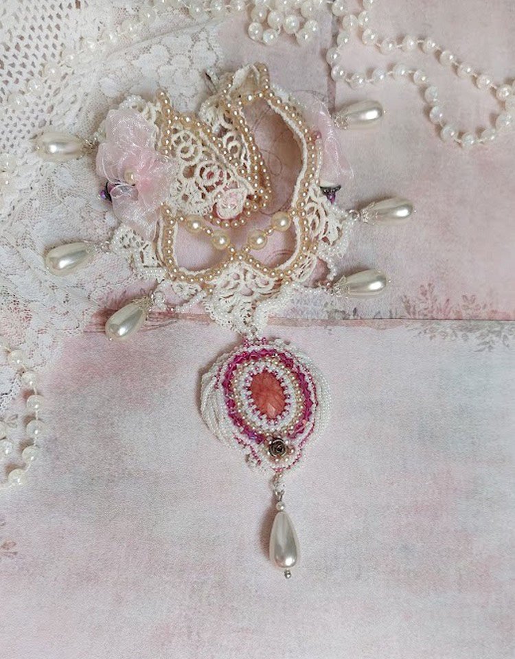 Viktoriansk brodert Valmont-halskjede med elfenbensblonder, perleperler og Swarovski-krystaller