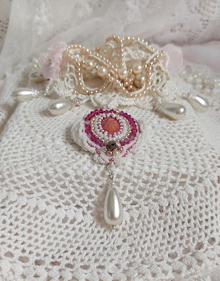 Viktoriansk brodert Valmont-halskjede med elfenbensblonder, perleperler og Swarovski-krystaller