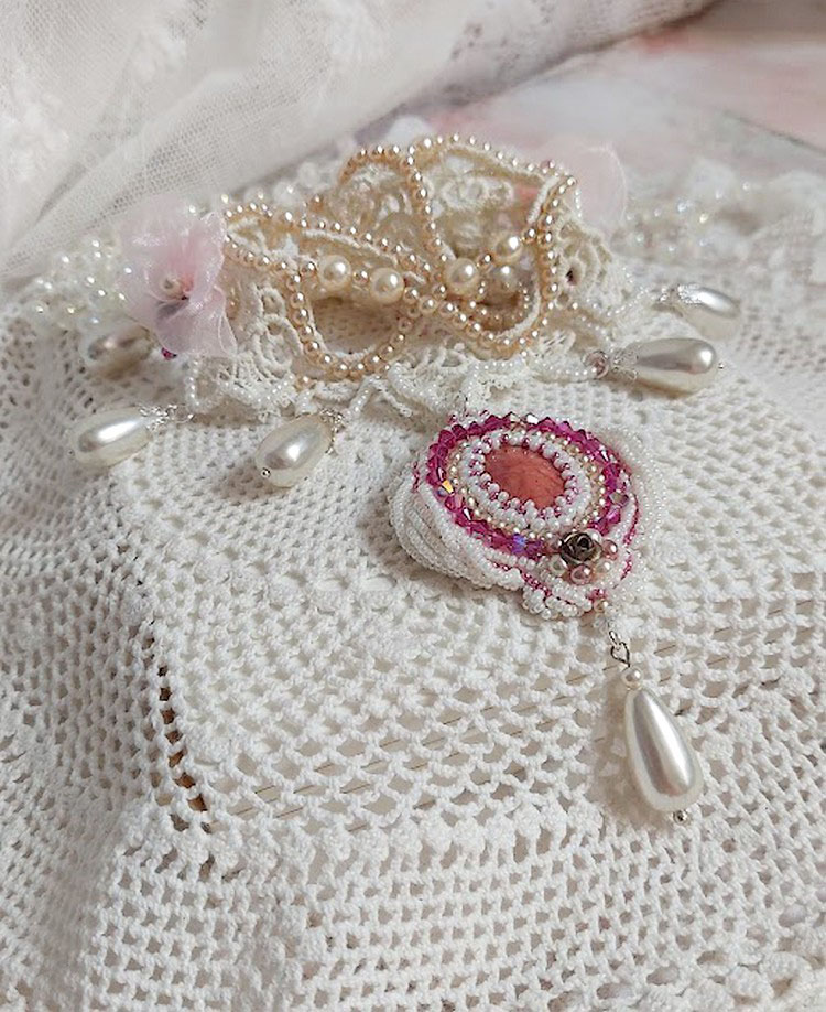 Viktoriansk brodert Valmont-halskjede med elfenbensblonder, perleperler og Swarovski-krystaller