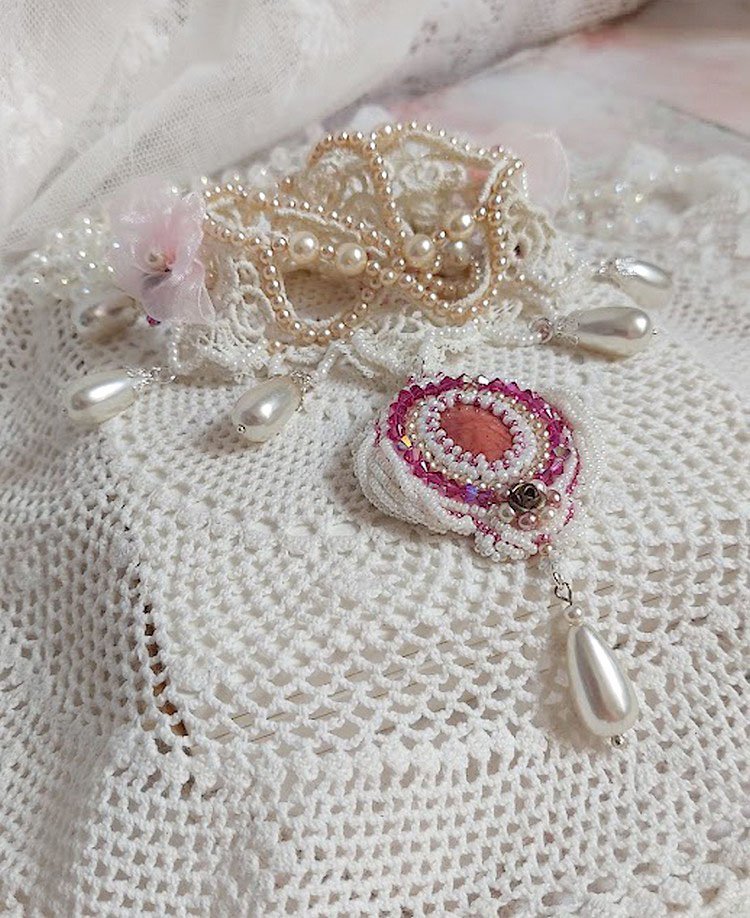Viktoriansk brodert Valmont-halskjede med elfenbensblonder, perleperler og Swarovski-krystaller