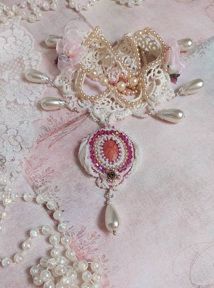 Viktoriansk brodert Valmont-halskjede med elfenbensblonder, perleperler og Swarovski-krystaller