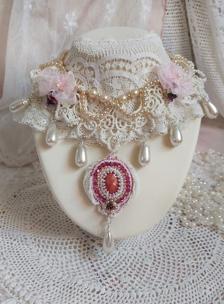 Viktoriansk brodert Valmont-halskjede med elfenbensblonder, perleperler og Swarovski-krystaller