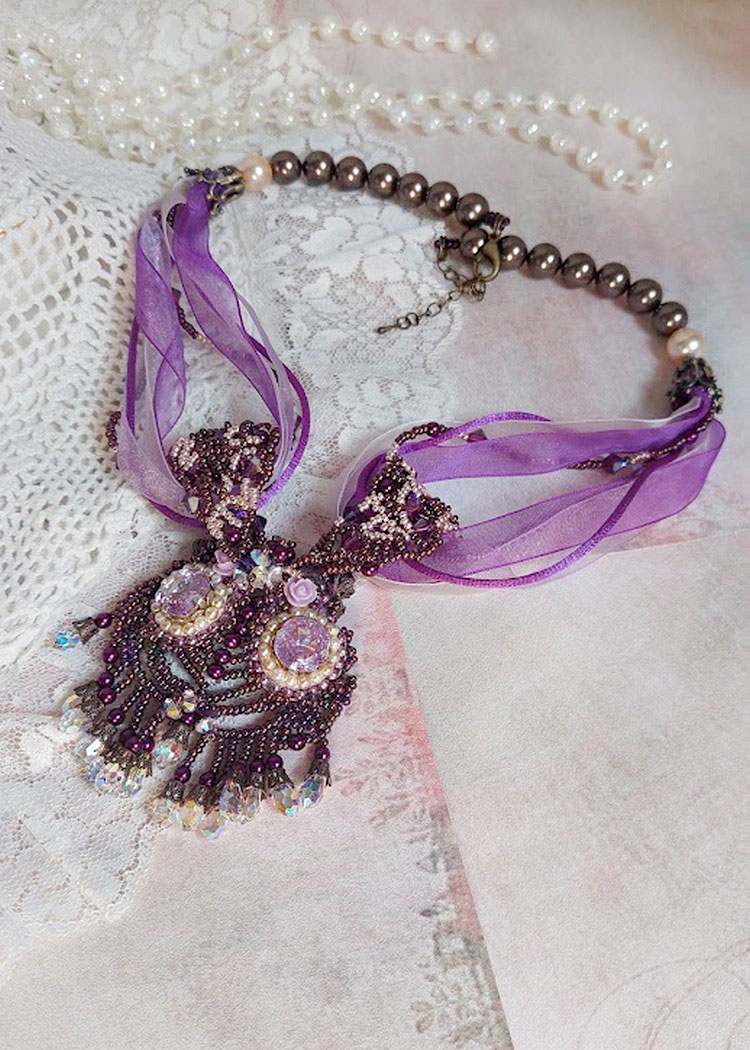 Parisienne halskjede brodert med Swarovski-krystaller, elfenbenperler og frø perler