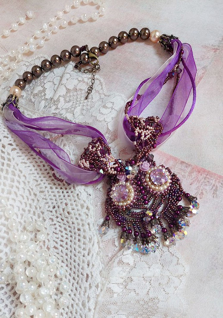 Parisienne halskjede brodert med Swarovski-krystaller, elfenbenperler og frø perler