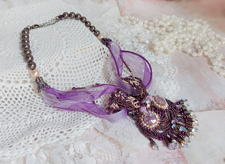 Parisienne halskjede brodert med Swarovski-krystaller, elfenbenperler og frø perler