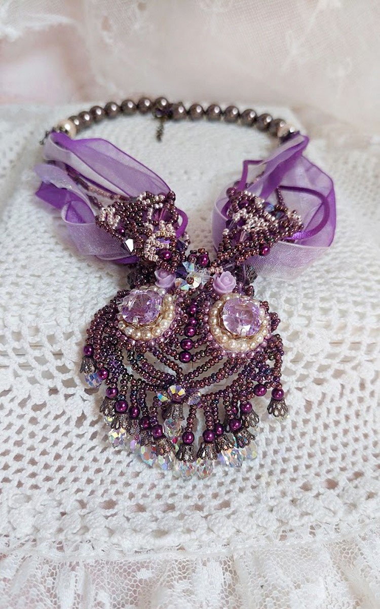 Parisienne halskjede brodert med Swarovski-krystaller, elfenbenperler og frø perler