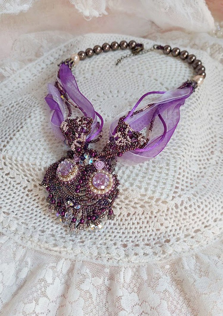 Parisienne halskjede brodert med Swarovski-krystaller, elfenbenperler og frø perler