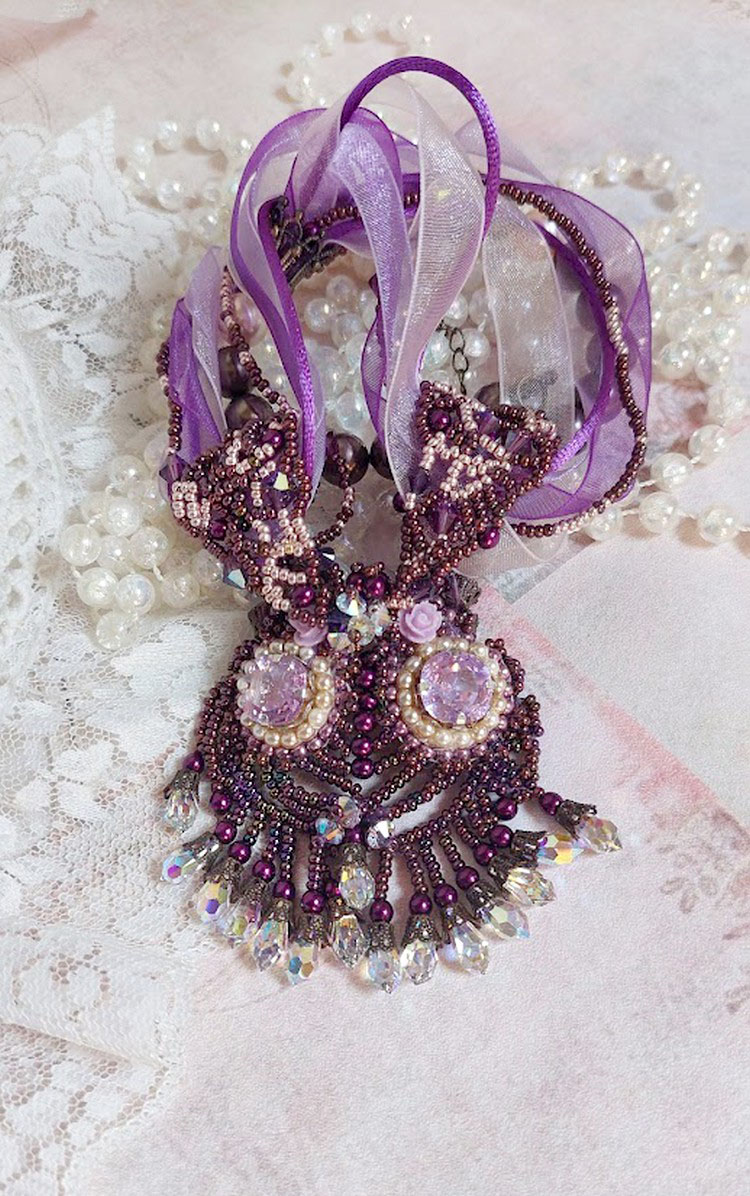 Parisienne halskjede brodert med Swarovski-krystaller, elfenbenperler og frø perler