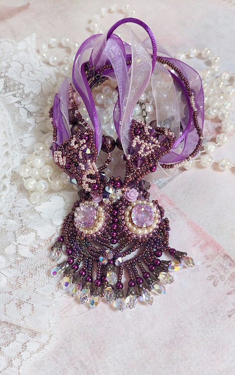 Parisienne halskjede brodert med Swarovski-krystaller, elfenbenperler og frø perler