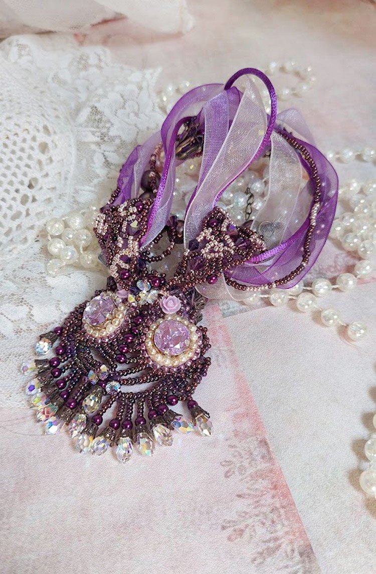 Parisienne halskjede brodert med Swarovski-krystaller, elfenbenperler og frø perler
