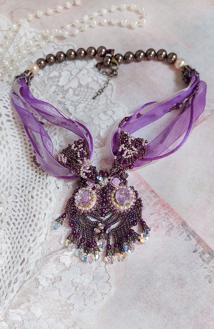 Parisienne halskjede brodert med Swarovski-krystaller, elfenbenperler og frø perler