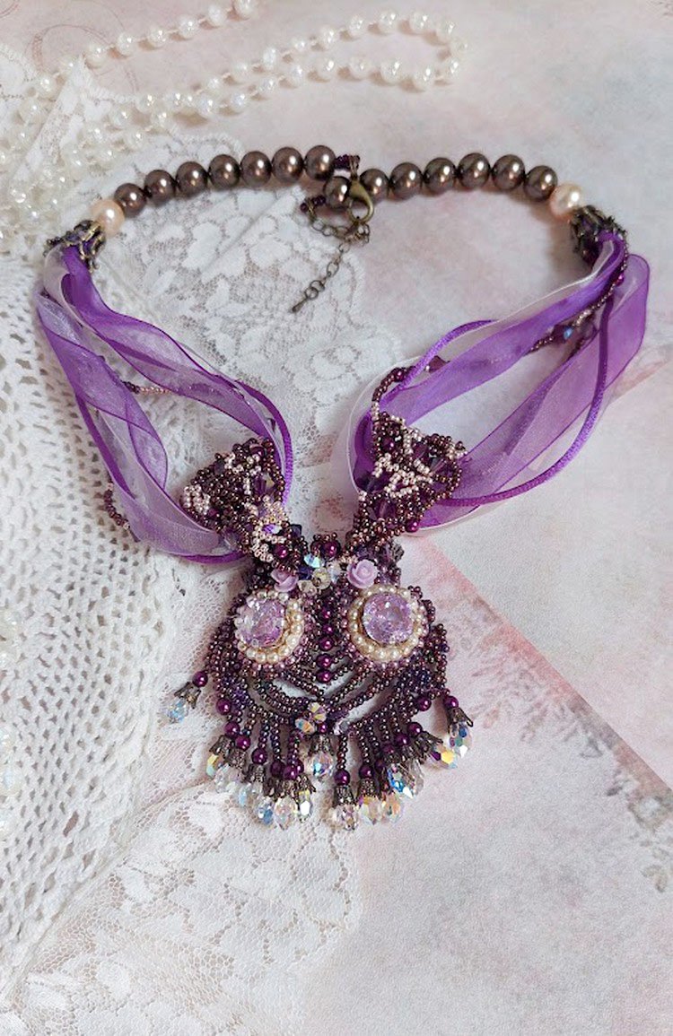 Parisienne halskjede brodert med Swarovski-krystaller, elfenbenperler og frø perler