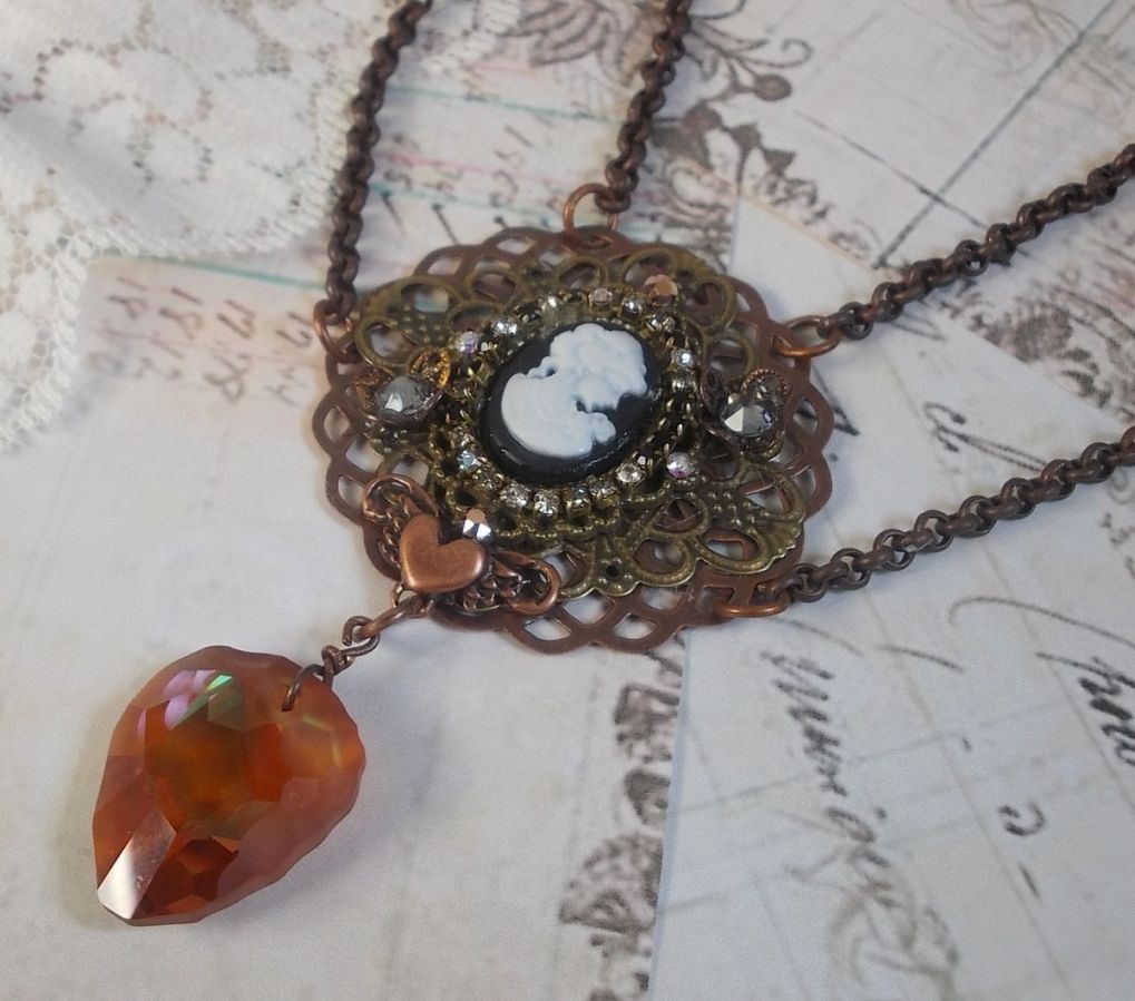Watson halskjede laget med trykk, et Swarovski-krystallanheng med retroutseende, messingtilbehør og en harpiks cabochon