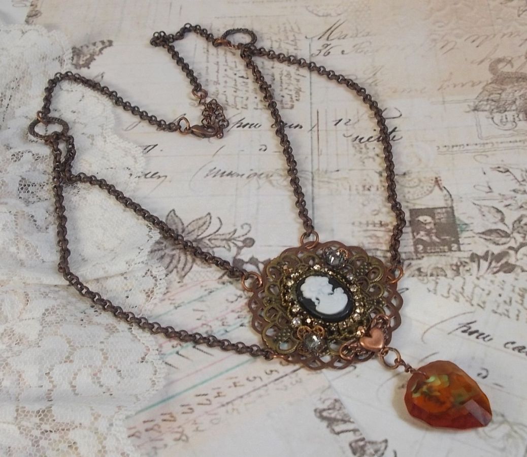 Watson halskjede laget med trykk, et Swarovski-krystallanheng med retroutseende, messingtilbehør og en harpiks cabochon