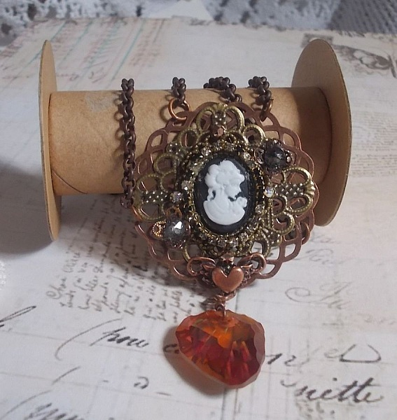 Watson halskjede laget med trykk, et Swarovski-krystallanheng med retroutseende, messingtilbeh&oslash;r og en harpiks cabochon