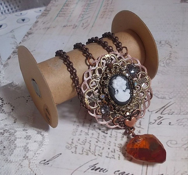 Watson halskjede laget med trykk, et Swarovski-krystallanheng med retroutseende, messingtilbeh&oslash;r og en harpiks cabochon