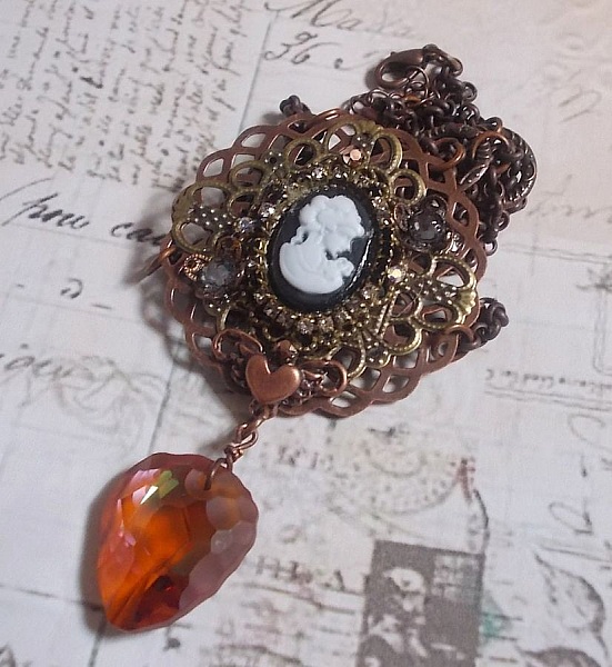 Watson halskjede laget med trykk, et Swarovski-krystallanheng med retroutseende, messingtilbeh&oslash;r og en harpiks cabochon