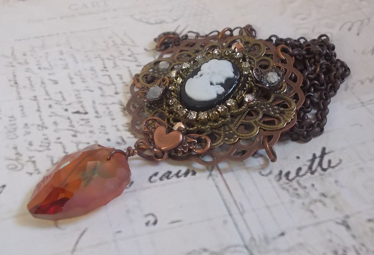 Watson halskjede laget med trykk, et Swarovski-krystallanheng med retroutseende, messingtilbehør og en harpiks cabochon
