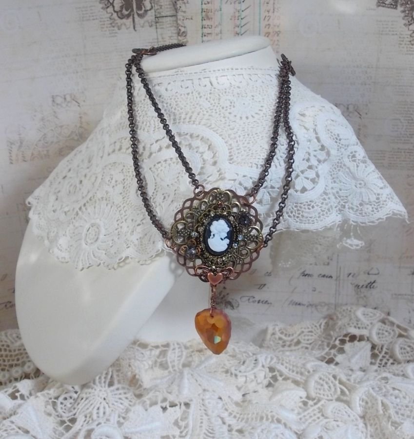 Watson halskjede laget med trykk, et Swarovski-krystallanheng med retroutseende, messingtilbehør og en harpiks cabochon