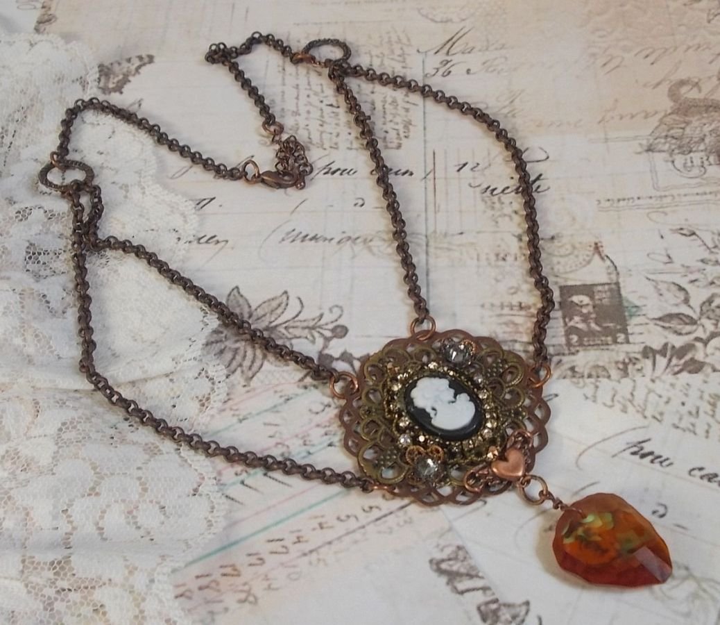 Watson halskjede laget med trykk, et Swarovski-krystallanheng med retroutseende, messingtilbehør og en harpiks cabochon