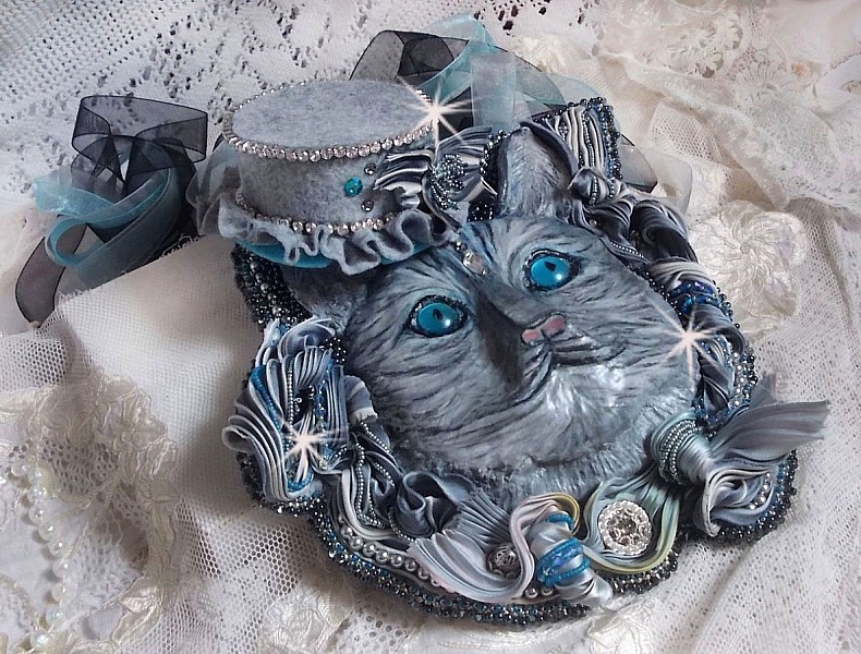 Masque Chatchou tout en Fimo brod&eacute; avec des perles de Swarovski, un ruban de soie et des rocailles