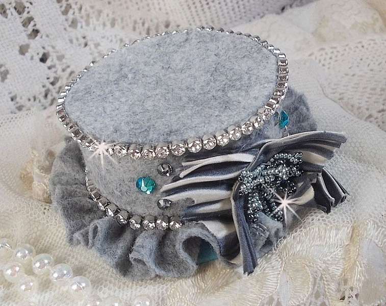 Masque Chatchou tout en Fimo brod&eacute; avec des perles de Swarovski, un ruban de soie et des rocailles