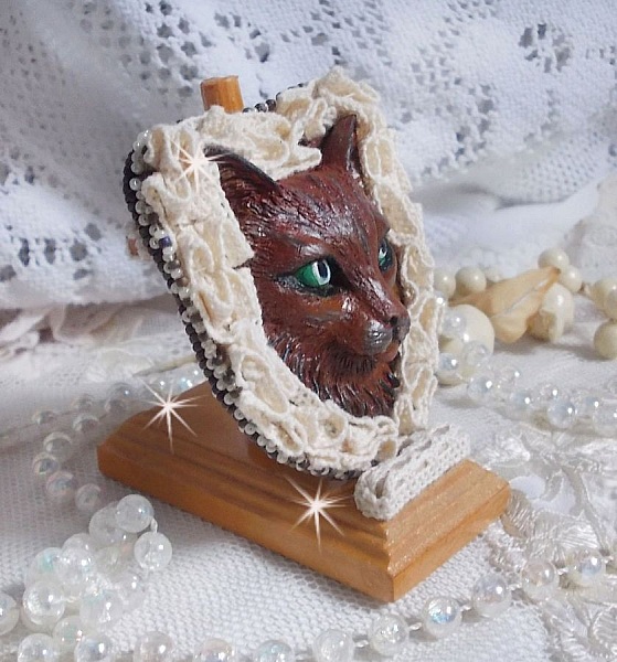 Masque Chat Rocky aux Yeux Verts tout en Fimo brod&eacute; avec un dentelle beige tr&egrave;s fine, des perles rondes nacr&eacute;es en Cristal de Swarovski, de la peinture et des rocailles