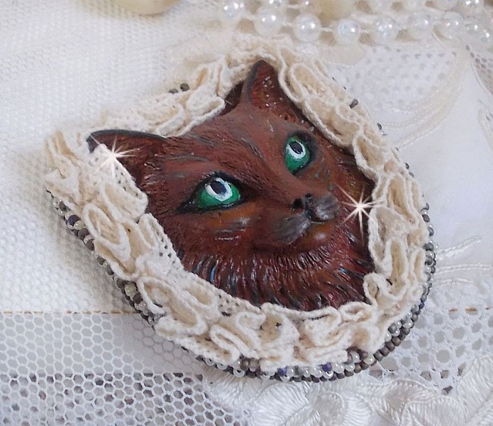 Masque Chat Rocky aux Yeux Verts tout en Fimo brod&eacute; avec un dentelle beige tr&egrave;s fine, des perles rondes nacr&eacute;es en Cristal de Swarovski, de la peinture et des rocailles
