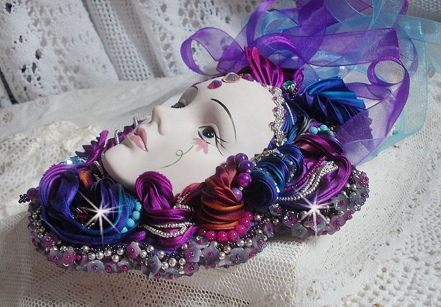 Masque v&eacute;nitien L a R&ecirc;veuse de Venise brod&eacute; avec un ruban de Shibori tr&egrave;s riche en couleurs des cristaux de Swarovski et des perles