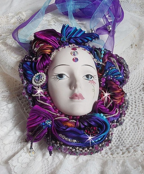 Masque v&eacute;nitien L a R&ecirc;veuse de Venise brod&eacute; avec un ruban de Shibori tr&egrave;s riche en couleurs des cristaux de Swarovski et des perles