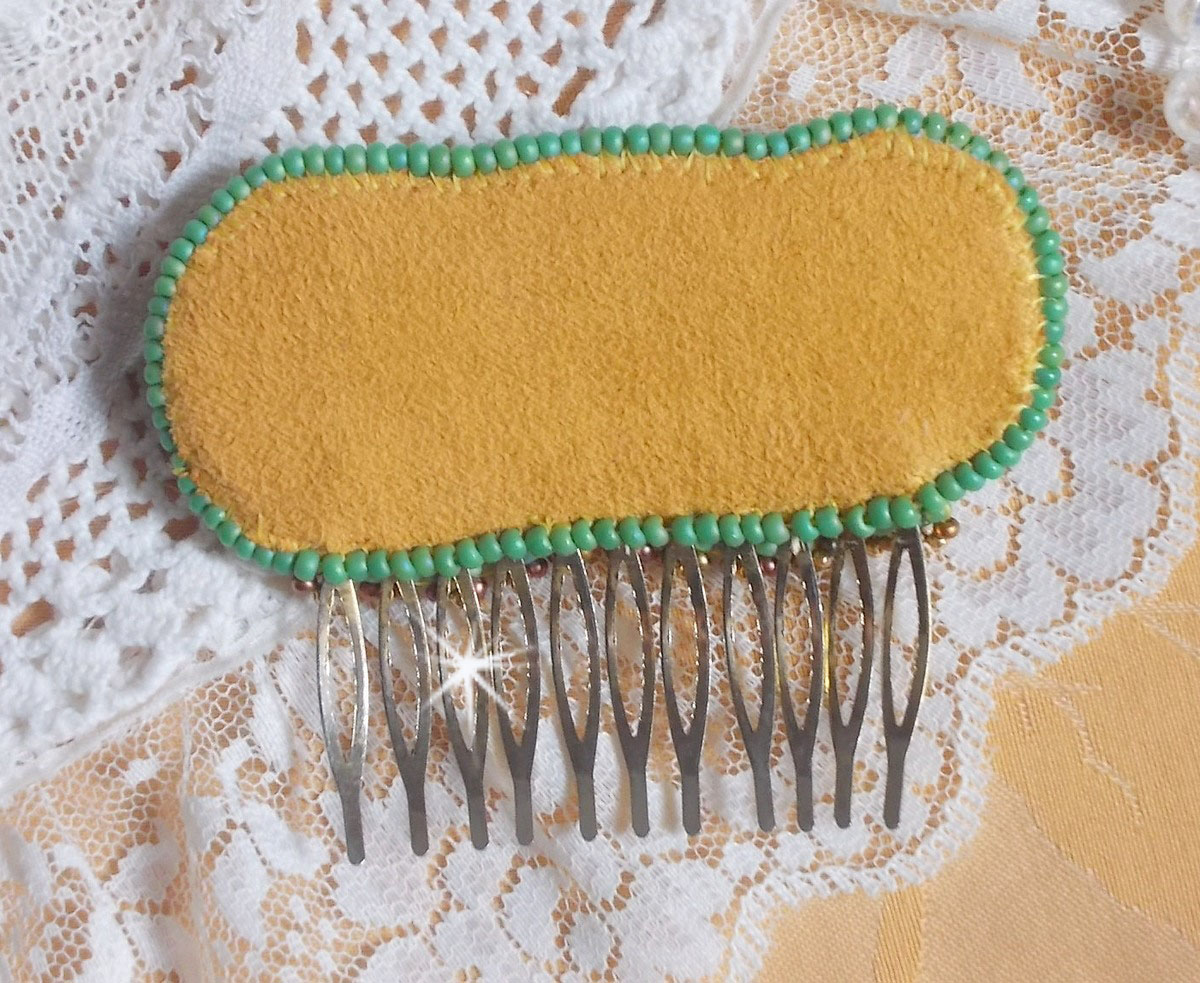 Venetiansk månekam brodert med silkebånd, Swarovski-krystaller, magiske perler og frøperler
