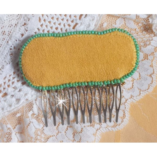 Venetiansk m&aring;nekam brodert med silkeb&aring;nd, Swarovski-krystaller, magiske perler og fr&oslash;perler