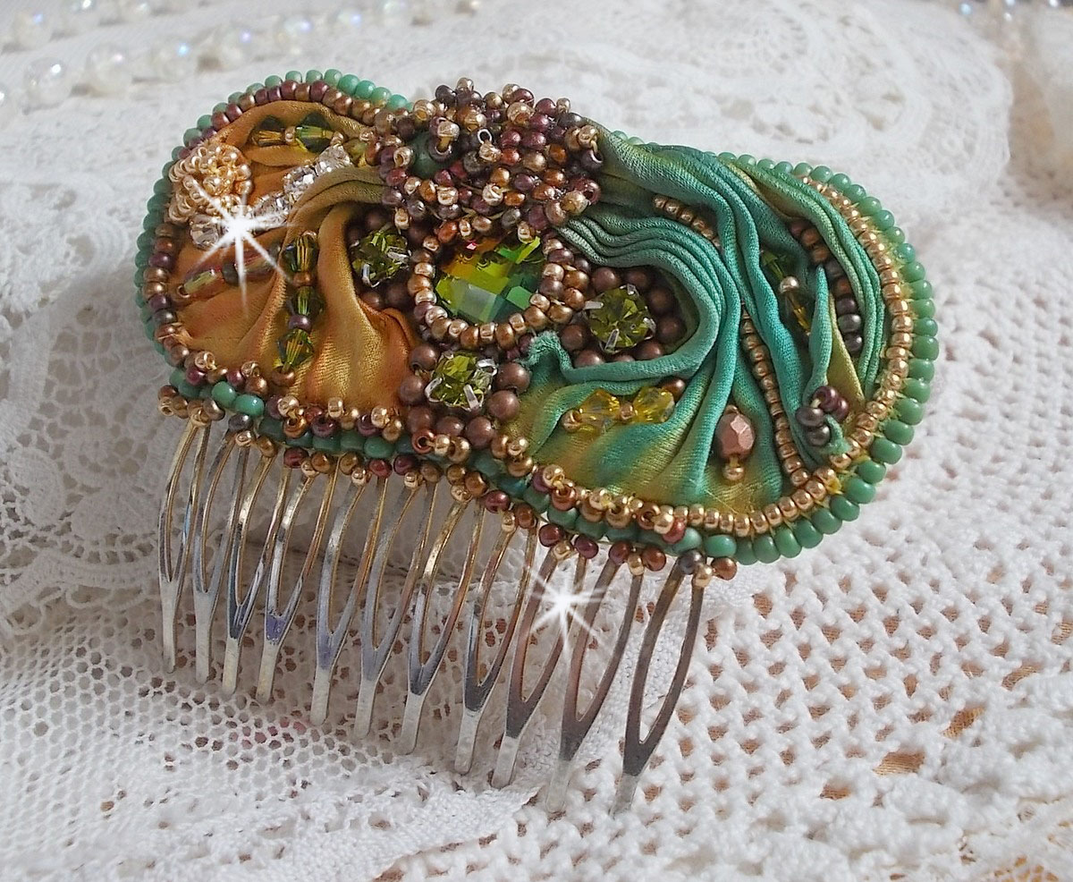 Venetiansk månekam brodert med silkebånd, Swarovski-krystaller, magiske perler og frøperler